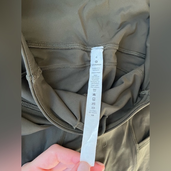 Lululemon Leggings 25 inch Size 4 - Picture 3 of 3